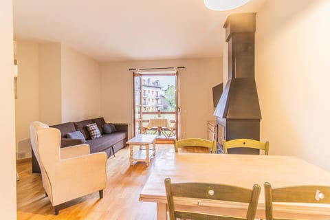 Charming Pyrenean Flat with Terrace, Views & Pool
