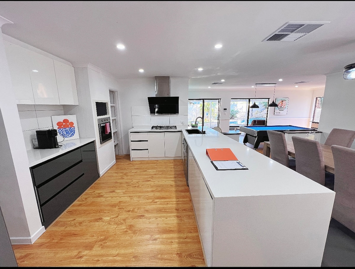 The large chef's kitchen is equipped with an oven, microwave, dishwasher, gas stove, coffee machine, rice cooker, and French door ridge. Edgewater Whole Holiday Resort
