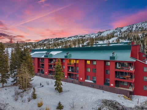 Ski/Snowboard Retreat | Starlink Wi-fi | Sleeps 14