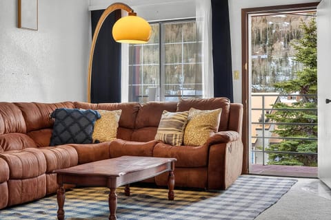 Ski/Snowboard Retreat | Starlink Wi-fi | Sleeps 14
