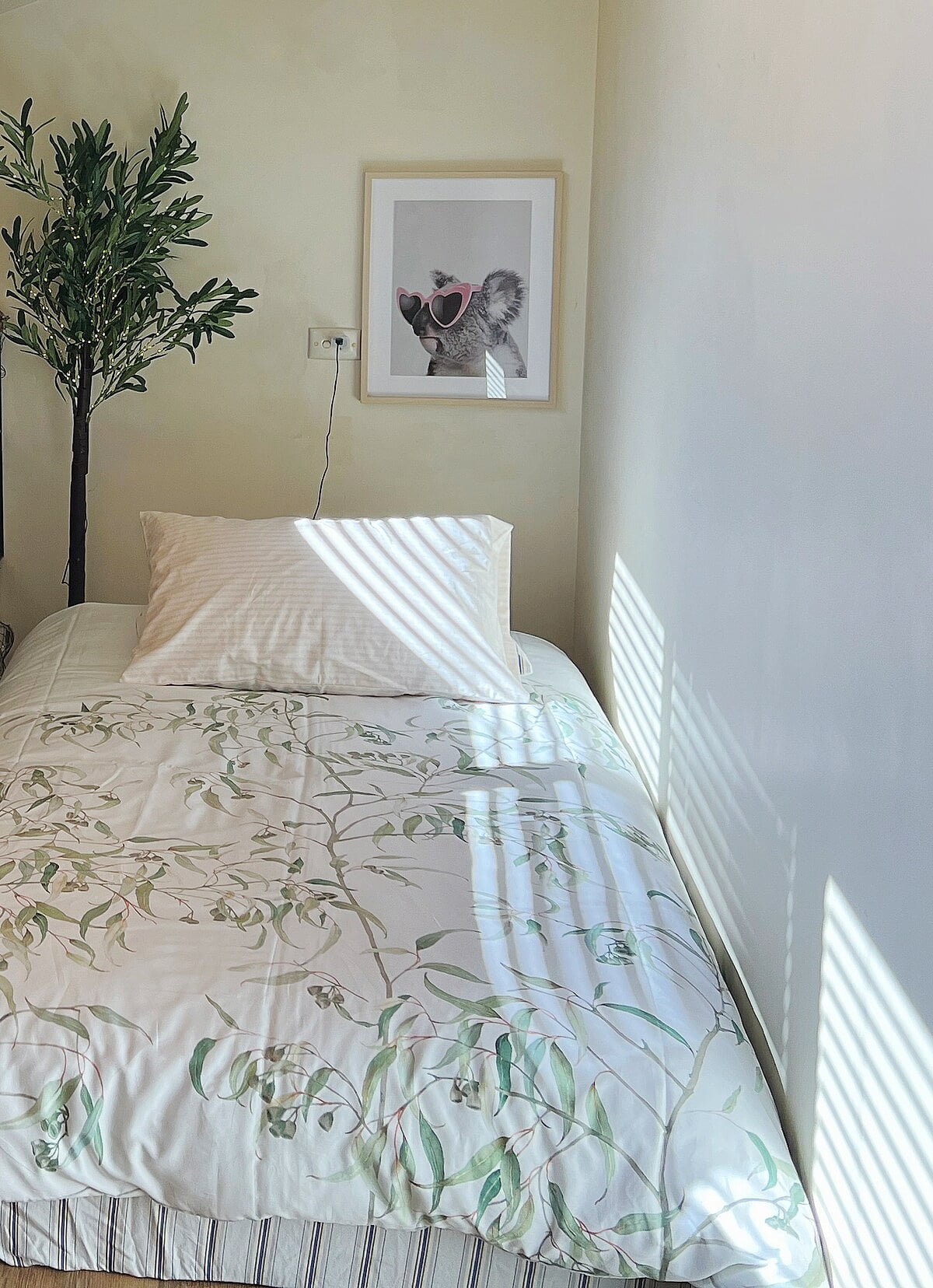 Feel like a koala enjoying the sunshine in the bushes, the difference is that you have a super comfortable king single mattress.