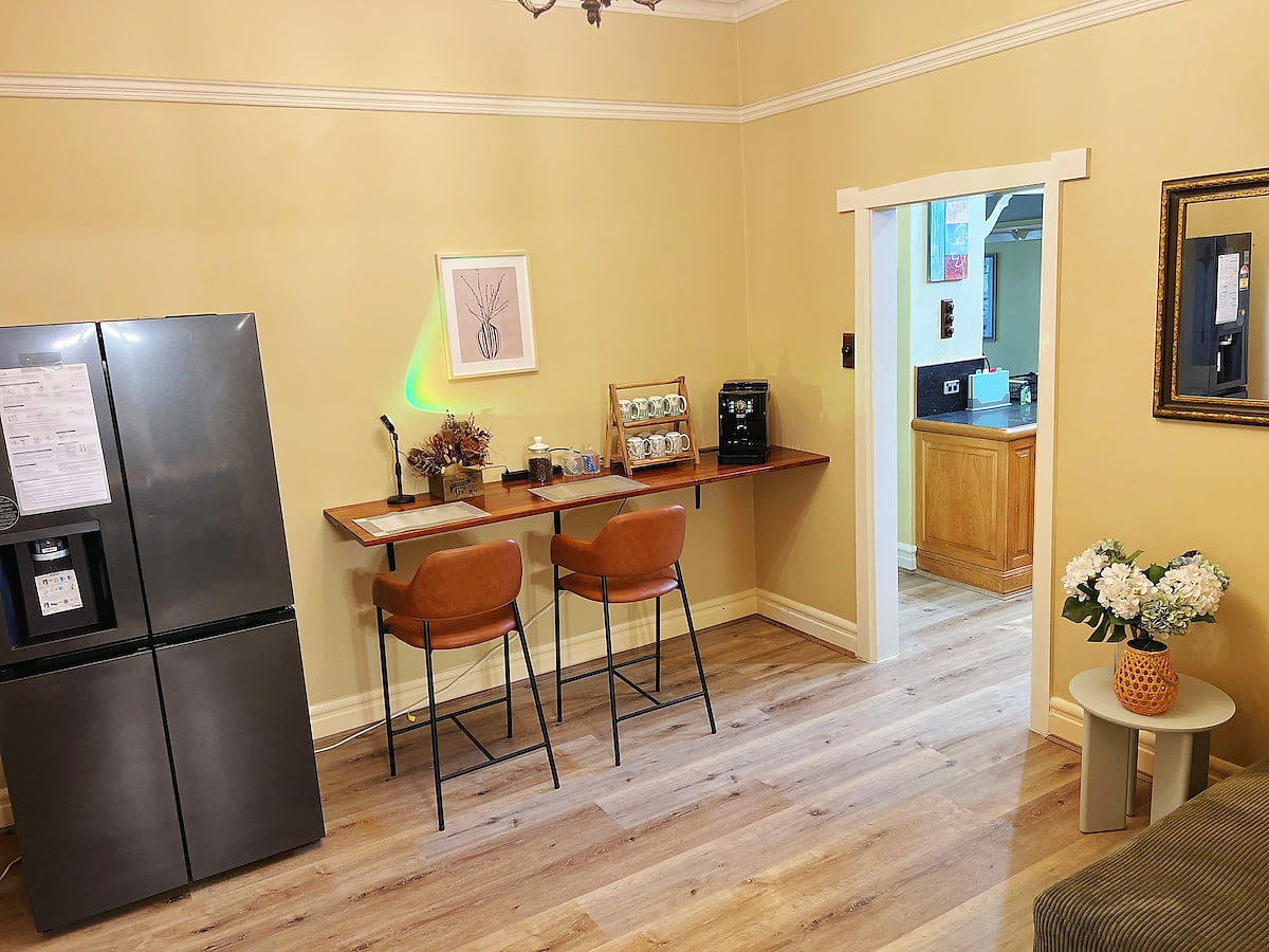 A unique cafe room that can be used for chatting, working and resting. The brand-new French refrigerator is equipped with ice-making function and the new Magnifica fully automatic coffee machine.