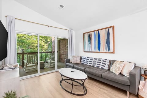 The Branson Breezy | 2BR • 2BA • 4 Beds • Sleeps 7 image 3