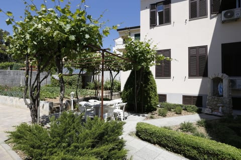 Apartment and Rooms Bed and Breakfast Three Angels - Unit 205327-5