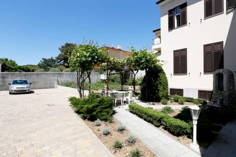 Apartment and Rooms Bed and Breakfast Three Angels - Unit 205327-5