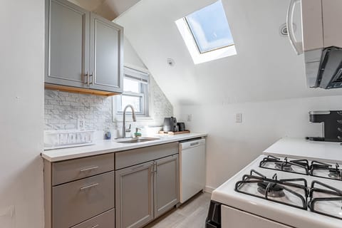 Penthouse 4BR | 2BA | 9 Beds NYC + Free Parking