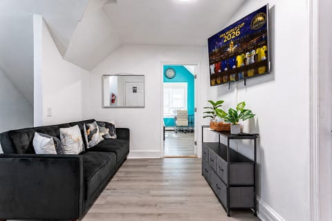 Penthouse 4BR | 2BA | 9 Beds NYC + Free Parking