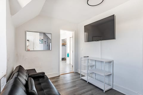 Penthouse 4BR | 2BA | 9 Beds NYC + Free Parking