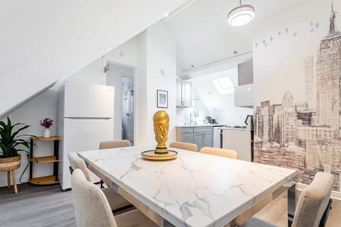 Penthouse 4BR | 2BA | 9 Beds NYC + Free Parking