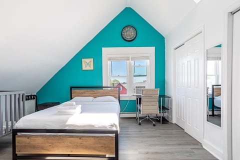 Penthouse 4BR | 2BA | 9 Beds NYC + Free Parking