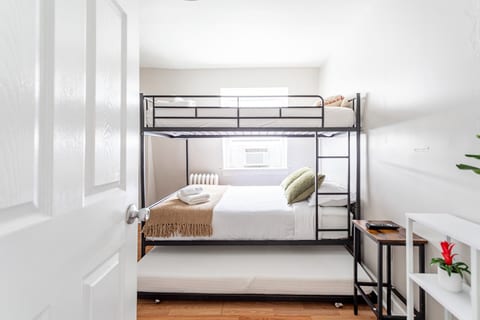 Deluxe 4BR | 2BA | 12 Beds NYC + Free Parking