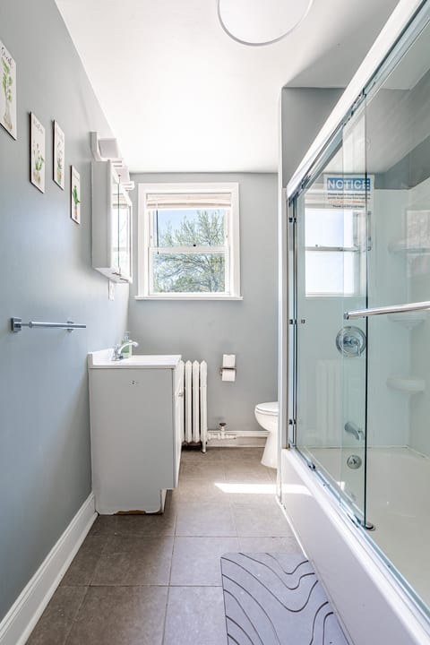 Deluxe 4BR | 2BA | 12 Beds NYC + Free Parking