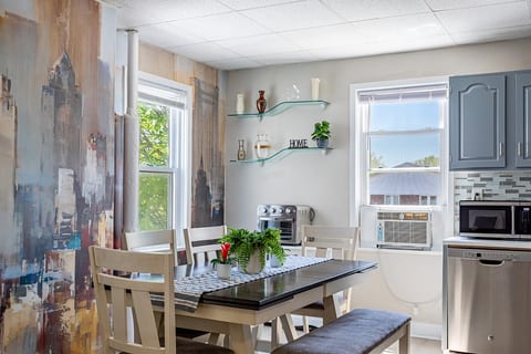 Deluxe 4BR | 2BA | 12 Beds NYC + Free Parking