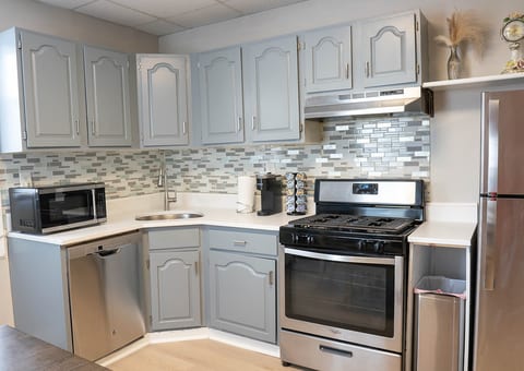 Deluxe 4BR | 2BA | 12 Beds NYC + Free Parking