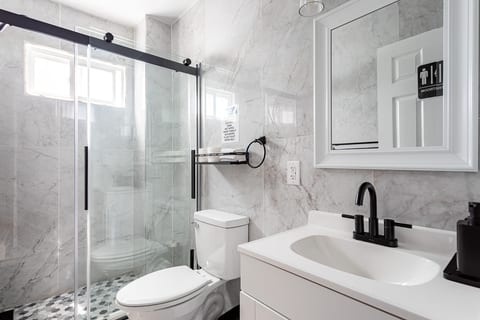 Ultra Modern 4BR Apartment | NYC Access + Free Parking