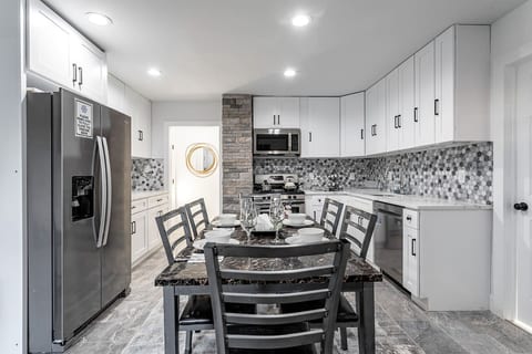 Ultra Modern 4BR Apartment | NYC Access + Free Parking