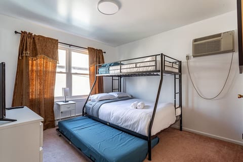 Sunset Suite 3BR-2BA-7 Beds | MetLife-NYC-Parking