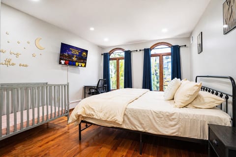 Mega Mansion! 6BR-3.5BA | NYC+ Free Parking