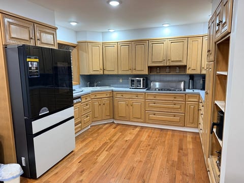 Mega Mansion! 6BR-3.5BA | NYC | EWR | Free Parking