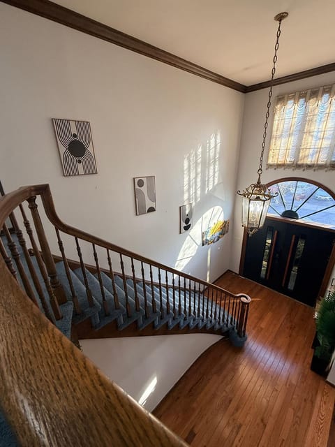 Mega Mansion! 6BR-3.5BA | NYC | MetLife | Parking