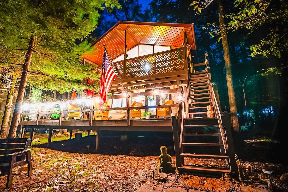 Dreamy Poconos house hot tub, lake, fire pit, ski image 1