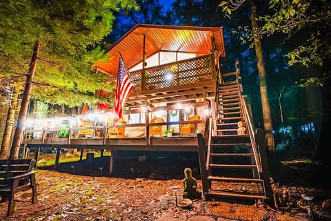 Dreamy Poconos house hot tub, lake, fire pit, ski image 1