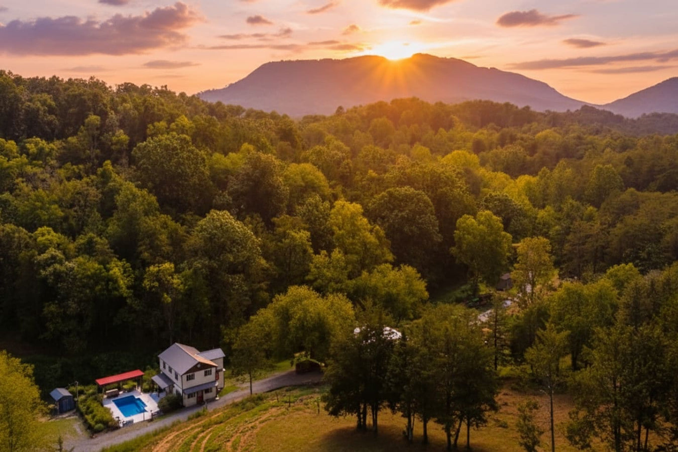 5BDR Modern Farm Compound: Pool, Hot Tubs, Trails