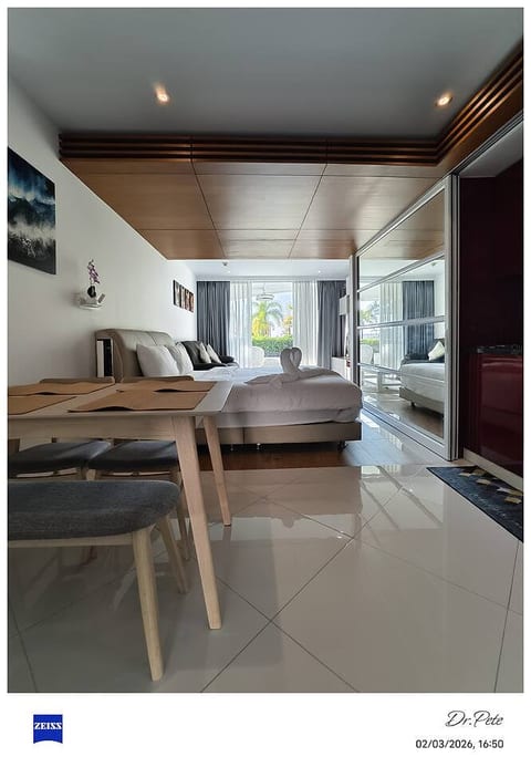 Seaside Studio / Ocean-View Pool & Green Balcony