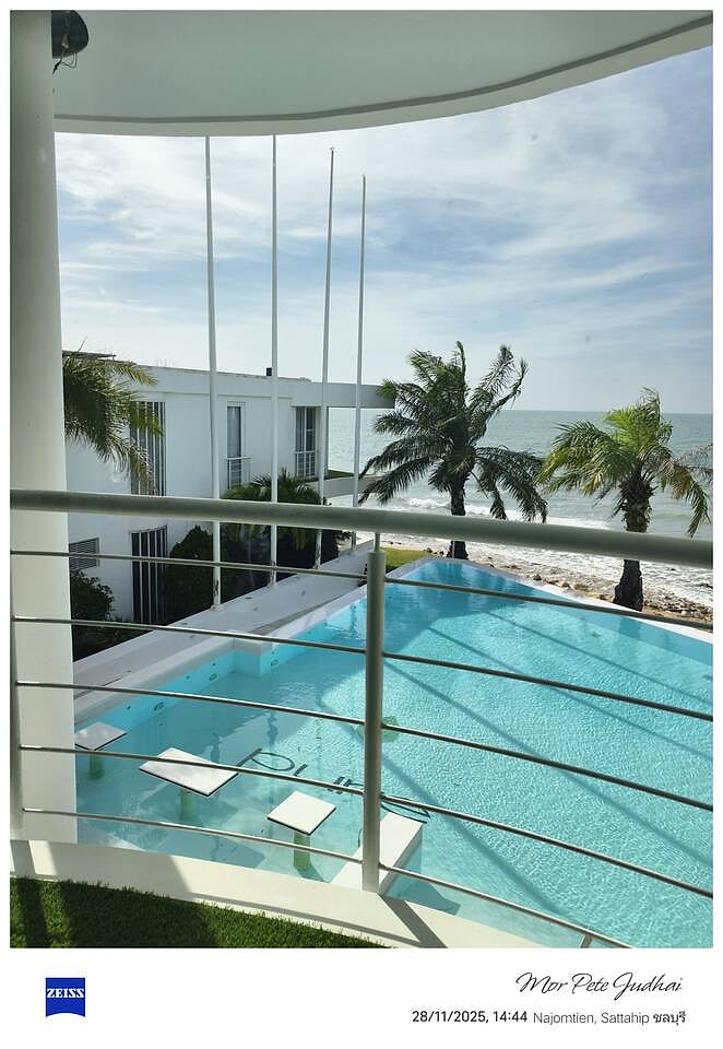 Seaside Studio / Ocean-View Pool & Green Balcony