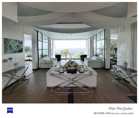 Seaside Studio / Ocean-View Pool & Green Balcony