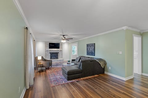 4 Bedroom House Fenced in Backyard w/Pool Yes Pets image 4
