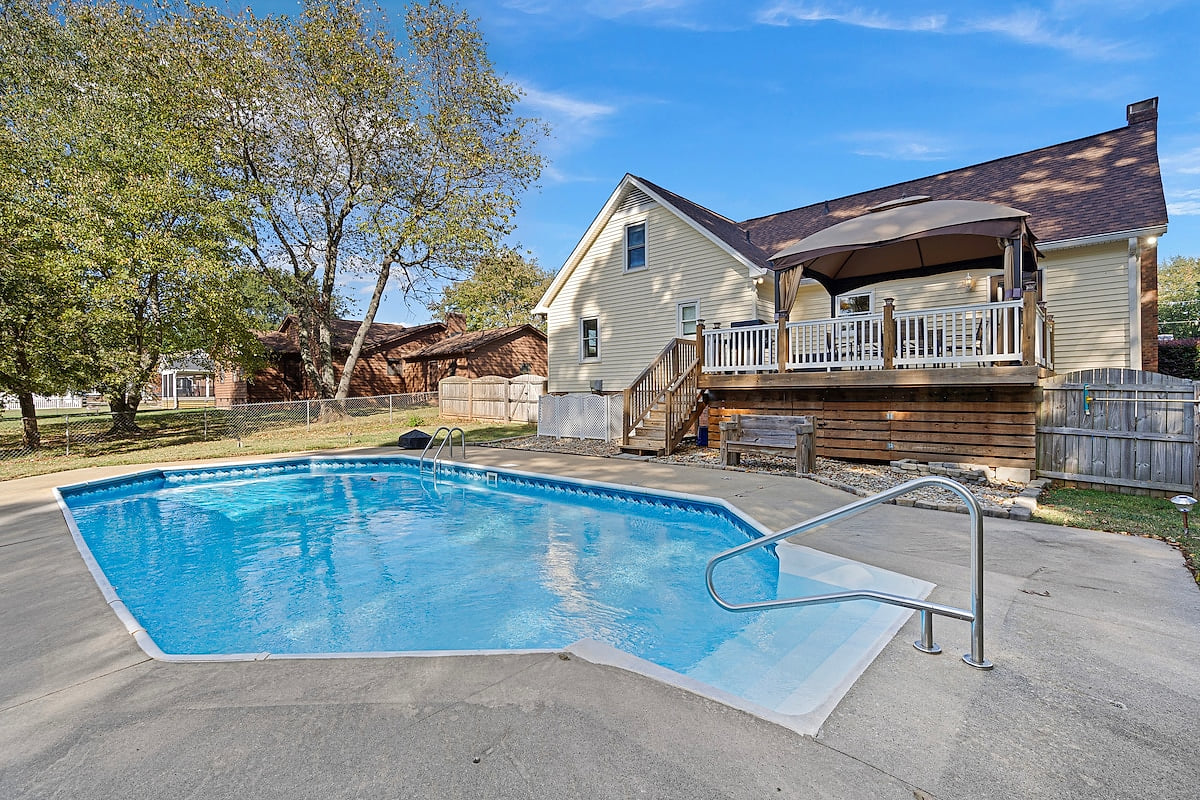 4 Bedroom House Fenced in Backyard w/Pool Yes Pets image 1