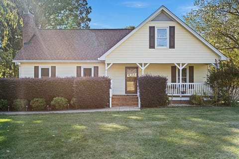 4 Bedroom House Fenced in Backyard w/Pool Yes Pets image 2