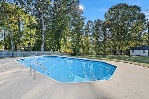 4 Bedroom House Fenced in Backyard w/Pool Yes Pets image 3