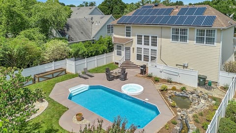 Birkdale Village House with Pool Pet friendly image 3
