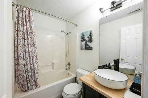 Birkdale Village House with Pool Pet friendly image 2