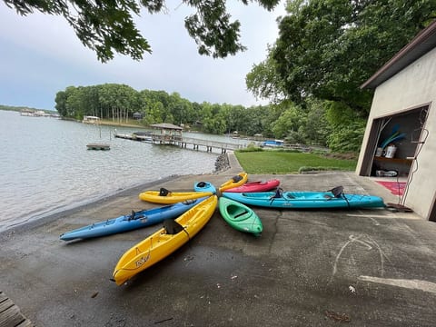 Ready to kayak? Paddle around our quiet coves with turtles, ducks and heron and visit nearby islands with osprey nests. Up to 12 guests can go out using 9 single kayaks (2 inflatable) 1 double kayak and the paddle board.