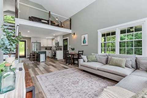 Modern 3 BR house in Belmont image 2