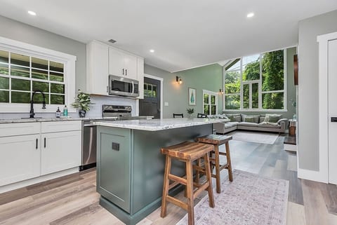 Modern 3 BR house in Belmont image 4