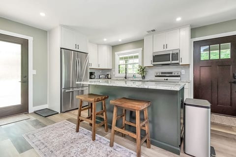 Modern 3 BR house in Belmont image 5