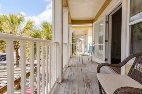 BeachDaze -Crosswalk to Beach Access, Private Pool