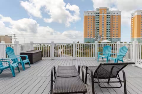 BeachDaze -Crosswalk to Beach Access, Private Pool