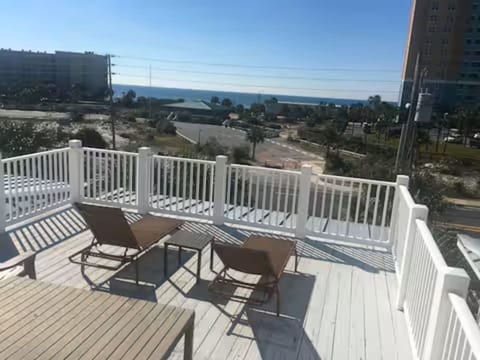 BeachDaze -Crosswalk to Beach Access, Private Pool