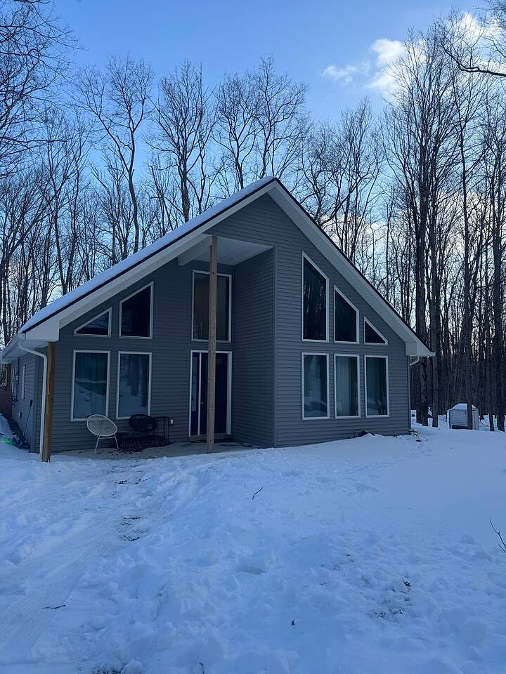 Cozy modern family build in the woods w/ hot tub!