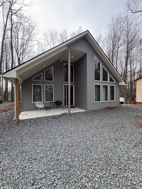 Cozy modern family build in the woods w/ hot tub!