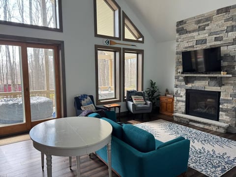 Cozy modern family build in the woods w/ hot tub!