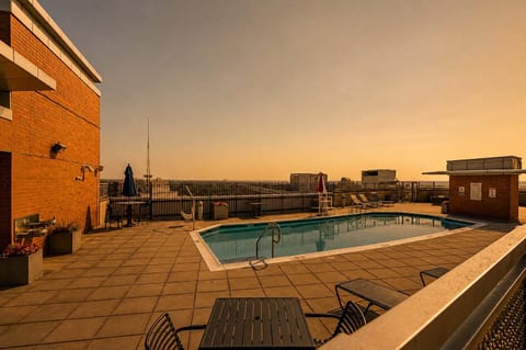 2BR Steps to Metro, 20 Min to DC