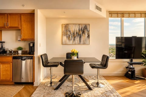 2BR Steps to Metro, 20 Min to DC