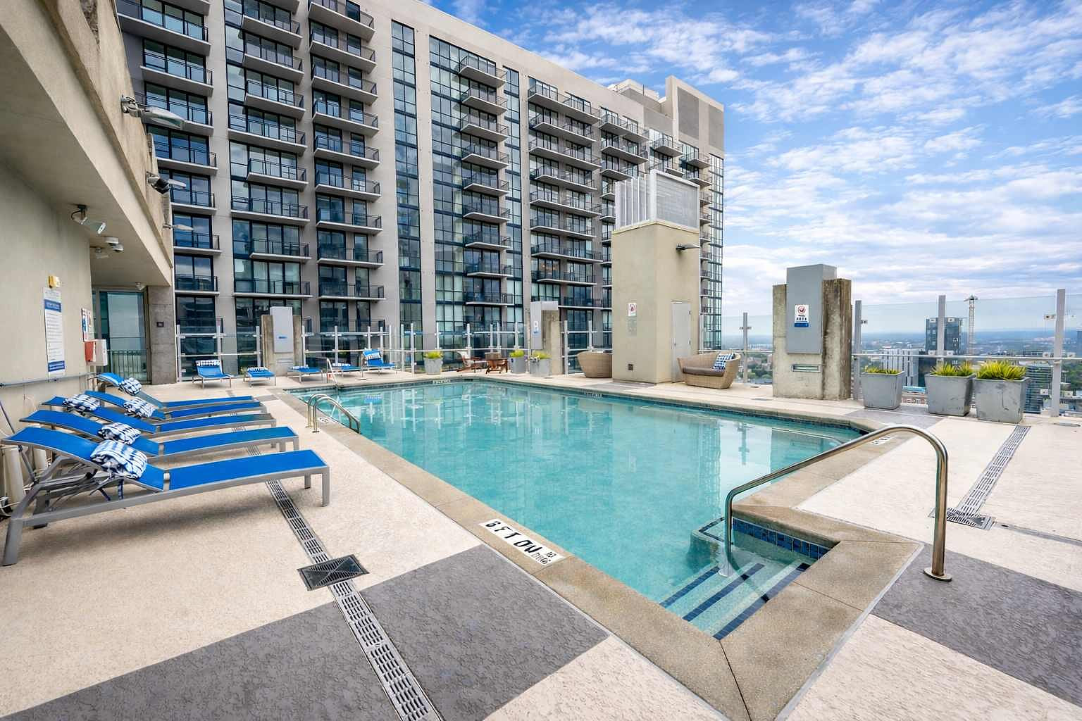 Midtown Atlanta 1BR Skyline Balcony Corner Suite by Piedmont Park LuxePad
