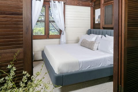 Oceanview Cottage w/ Balcony – Steps to Cruz Bay